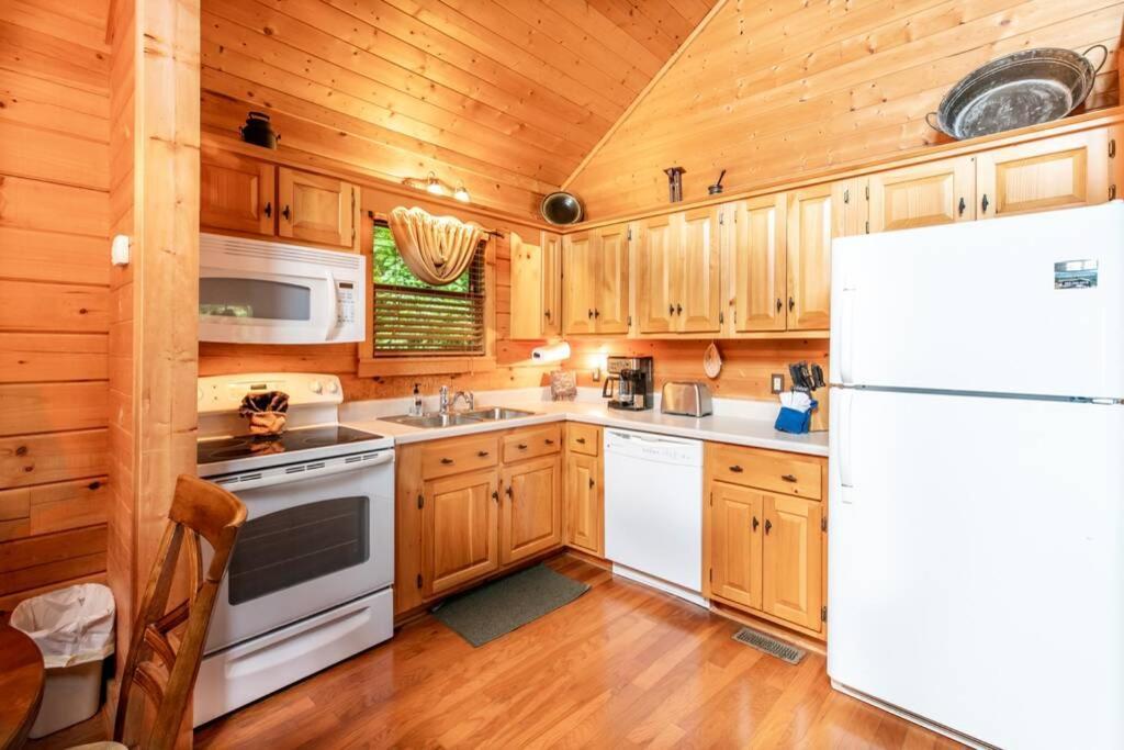 Nice View Fireplace, Hot Tub, Porch Bed, Private Sevierville Eksteriør billede