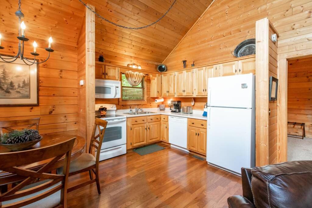 Nice View Fireplace, Hot Tub, Porch Bed, Private Sevierville Eksteriør billede