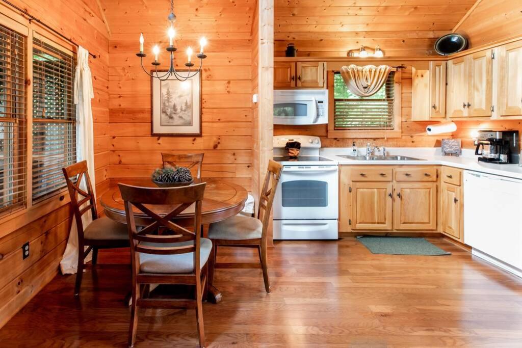 Nice View Fireplace, Hot Tub, Porch Bed, Private Sevierville Eksteriør billede